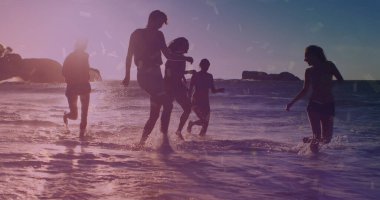 Deniz kenarındaki çeşitli erkek ve kadın arkadaş gruplarının üzerindeki parlayan ışıkların görüntüsü. Arkadaşlık, yaz ve tatil konsepti, dijital olarak üretilen imaj.