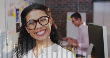 Ofisteki mutlu çift ırklı iş kadınının mali grafiklerinin görüntüsü. ticari, finans, bağlantılar, teknoloji ve dijital arayüz dijital olarak oluşturulmuş görüntü.