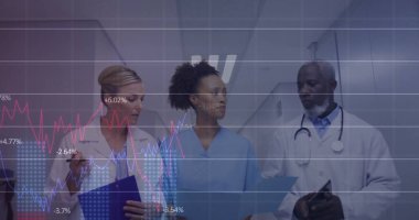Görüntüler değişiyor, farklı doktorlar koridorda yürürken hasta raporlarını tartışıyor. Grafikler, dijital bileşim, iş, takım çalışması, büyüme, tıbbi ve sağlık konsepti.