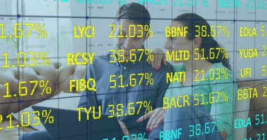 Kafkasyalı çiftin dizüstü bilgisayarla veri işleme görüntüsü. Küresel iş ve dijital arayüz kavramı, dijital olarak oluşturulmuş görüntü.