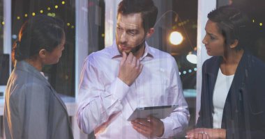 Ofisteki çeşitli iş adamlarıyla ilgili finansal veri işleme resmi. küresel iş, veri işleme ve dijital arayüz kavramı, dijital olarak oluşturulmuş resim.