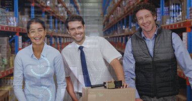 Depoda çalışanların veri işleme görüntüsü. Lojistik ve ulaşım sektörü kavramı.