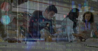 Ofisteki iş adamları üzerinde finansal veri işleme resmi. Küresel iş, hesaplama, bağlantılar ve veri işleme konsepti, dijital olarak oluşturulmuş resim.