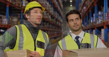 Erkek depo çalışanlarının veri işleme görüntüsü. Küresel gönderim ve bağlantılar konsepti, dijital olarak oluşturulmuş görüntü.