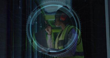 Siber güvenlik mesajı, büyüteç, veri odasını kontrol eden Afro-Amerikan mühendis. Dijital bileşik, dizüstü bilgisayar, ağ güvenliği, veri merkezi, ağ oluşturma, teknoloji, ağ sunucusu.