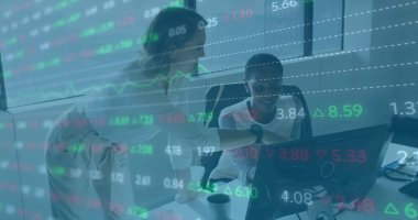 Metametrik metin ve borsa veri işleme görüntüsü. Ofiste tartışan farklı kadınlar üzerinde. Küresel ekonomi ve gelecekteki iş teknolojisi kavramı