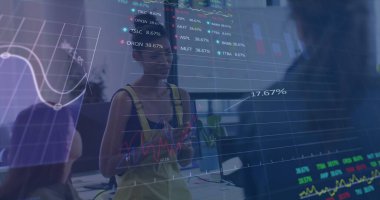 Ofisteki çeşitli kişilerle ilgili finansal veri işleme resmi. Küresel hesaplama, dijital arayüz ve veri işleme kavramı, dijital olarak oluşturulmuş resim.