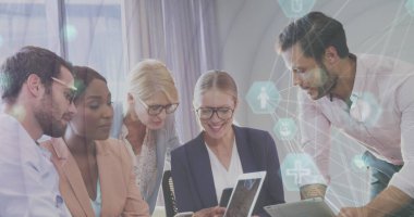 Toplantıyı kullanan iş adamlarının istatistik ve veri işleme görüntüleri. Küresel iş dünyası dijital arayüz teknolojisi ve ağ konsepti, dijital olarak oluşturulmuş görüntü.