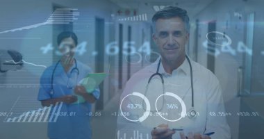 Çeşitli erkek doktor ve kadın sağlık çalışanlarının istatistiksel veri işleme görüntüleri. İş verileri ve tıbbi sağlık teknolojisi kavramı