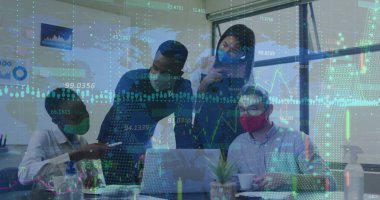 Ofiste tartışan yüz maskeleri takan çeşitli ofis arkadaşlarına karşı veri işleme. Küresel finans ve iş teknolojisi kavramı