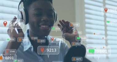 Kulaklık takan Afrikalı Amerikalı kadınların sayısının giderek arttığı sosyal medya ikonları. Küresel sosyal medya, teknoloji ve dijital arayüz kavramı, dijital olarak oluşturulmuş görüntü.