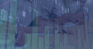 Kafkasyalı meslektaşlarının kağıt üzerinde notlar yazarken birden fazla grafiğin görüntüsü. Dijital bileşim, iş, rapor, bilgi, grafik, evrak, eller, ofis.