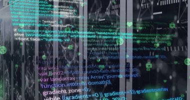 Sunucu odasındaki veri sunucu sistemlerindeki bağlantı noktaları üzerinden bilgisayar dili resmi. Dijital bileşik, çoklu pozlama, iletişim, kodlama, programlama dili, veri merkezi ve teknoloji.