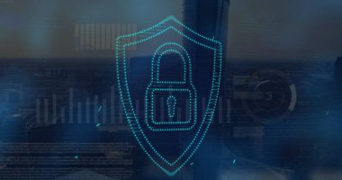 Şehir manzarasının havadan görüntüsü üzerinde veri işleme yapan güvenlik asma kilit simgesi ve ekranları. Siber güvenlik ve iş teknolojisi kavramı