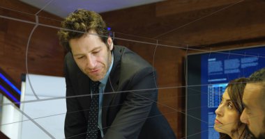 Kafkasyalı iş adamının ofisteki iş arkadaşlarıyla konuştuğu kusursuz bir tünel görüntüsü. İş teknolojisi kavramı