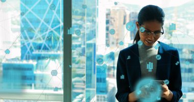 Medya simgeleri, akıllı telefon kullanan mutlu melez kadınlar üzerinde. Sosyal medya ve iletişim arayüzü kavramı, dijital olarak oluşturulmuş görüntü.