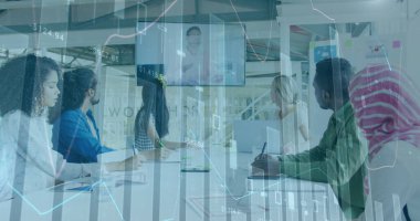 Yaratıcı profesyonellerden oluşan bir grup, modern bir açık plan ofisindeki bir imaj bağlantısı üzerinden erkek bir meslektaşla buluşuyor. Küresel iş bağlantıları ve dijital arayüz kavramını finanse eder, dijital olarak oluşturulmuş görüntü.