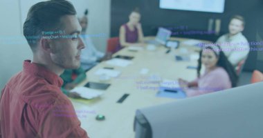 Ofisteki çeşitli iş adamlarıyla ilgili finansal veri işleme resmi. Küresel iş, finans, hesaplama ve veri işleme kavramı, dijital olarak oluşturulmuş resim.