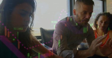 Çeşitli iş adamlarının konuştuğu veri işleme görüntüsü. küresel iş ve dijital arayüz kavramı, dijital olarak oluşturulmuş görüntü.