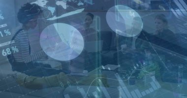 Ofiste toplanan çeşitli iş adamlarının veri işleme görüntüsü. Küresel iş, finans ve dijital arayüz kavramı, dijital olarak oluşturulmuş görüntü.