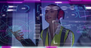 Sunucu odasında çalışan beyaz kadın mühendis için veri işleme ile dijital arayüz. İş veri depolama teknolojisi kavramı