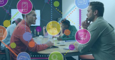 Ofisteki iş adamları üzerindeki bağlantılar ve simgelerin resmi. Küresel ağlar, hesaplama, iş, finans ve veri işleme kavramı, dijital olarak oluşturulmuş resim.