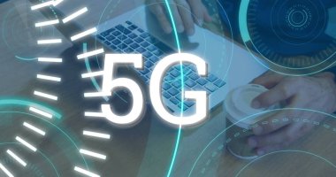 5G etrafında hareket eden, dizüstü bilgisayarlı ve kahveli bir masanın arka planına sahip gelecekteki dairelerin dijital görüntüsü.