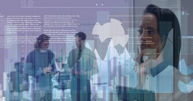 Ofisteki çeşitli iş adamlarının veri işleme görüntüsü. Küresel iş ve dijital arayüz kavramı, dijital olarak oluşturulmuş görüntü.