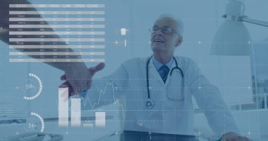 Kafkasyalı üst düzey bir erkek doktorun hastayla el sıkışması üzerine mali grafikler. ekonomi, finans, sağlık ve tıp konsepti, dijital olarak üretilen imaj.