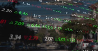 Şehirdeki veri işleme ve borsa görüntüsü. Küresel iş, finans ve dijital arayüz kavramı, dijital olarak oluşturulmuş görüntü.