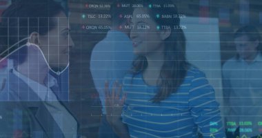 İstatistiksel veri işleme görüntüsü. Ofiste tartışan iki farklı bayan meslektaşın üzerinde. Küresel ekonomi ve iş teknolojisi kavramı