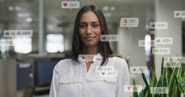 Numaraları değiştirme görüntüsü, bilgilendirme çubuklarında ikonlar, ofiste gülümseyen melez bir kadın. Dijital bileşik, çoklu pozlama, iş, büyüme, sosyal medya anımsatıcı ve teknoloji.