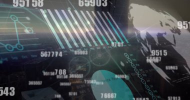 Şehir manzarasının havadan görüntüsüne karşı değişen numaralar ve istatistiksel veri işleme görüntüsü. Küresel ağ ve iş teknolojisi kavramı