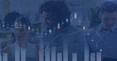 Çeşitli meslektaşların tablet ve dizüstü bilgisayarla tartıştıkları birden fazla grafiğin resmi. Dijital bileşim, iş dünyası, rapor, grafik, performans, takım çalışması, planlama ve teknoloji.