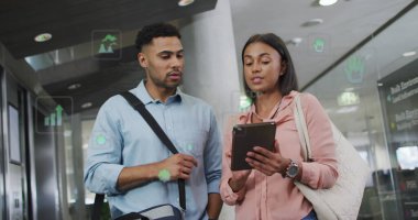 Sayısal tablet hakkındaki raporları tartışan farklı iş arkadaşlarının simgelerinin ve değişen sayıların görüntüsü. Dijital bileşik, çoklu maruz kalma, tehlikeli, geri dönüşüm, planlama, takım çalışması ve teknoloji.