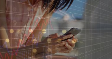 Numaraları değişen çoklu grafikler, cep telefonunda kayan melez bir kadın. Dijital bileşik, çoklu pozlama, rapor, iş, büyüme ve teknoloji kavramı.