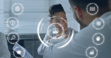 Muhtelif erkek ve kadınların ofiste birbirlerine yumruk tokuşturmalarına karşı birden fazla dijital simge. Bilgisayar arayüzü ve iş teknolojisi kavramı