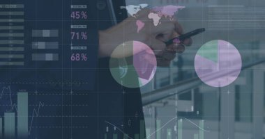 Akıllı telefon kullanarak iş adamının mali veri işleme görüntüsü. küresel iş, finans, veri işleme ve dijital arayüz kavramı, dijital olarak oluşturulmuş görüntü.