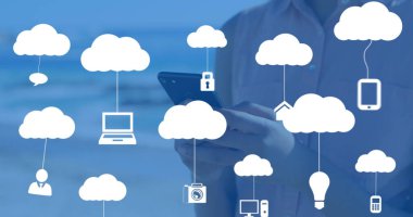 Akıllı telefon kullanan beyaz bir kadının üzerindeki elektronik cihazlı bulutların görüntüsü. küresel bulut hesaplaması, dijital arayüz ve veri işleme kavramı, dijital olarak oluşturulmuş resim.