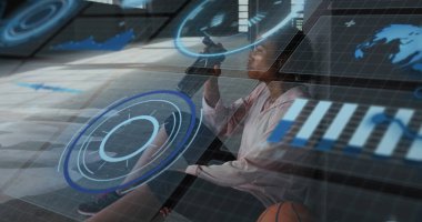 Afrika kökenli Amerikalıların spor salonunda yaptıkları tarama ve veri işleme görüntüleri. Küresel iş, veri işleme ve dijital arayüz kavramı, dijital olarak oluşturulmuş resim.