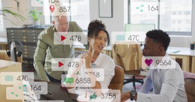 Çeşitli iş arkadaşlarının bilgisayarda raporları tartışırken birden fazla uyarı çubuğunun görüntüsü. Dijital bileşik, çoklu pozlama, sosyal medya anımsatıcı, planlama, takım çalışması ve teknoloji kavramı.