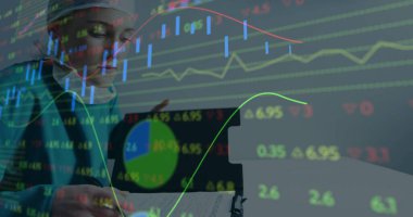 Kafkasyalı kadın cerrah üzerinden veri işleme görüntüsü. Küresel tıp, bağlantılar, hesaplama ve veri işleme kavramı, dijital olarak oluşturulmuş resim.