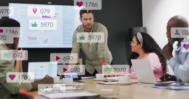 Çeşitli iş arkadaşlarının ofiste raporları tartışırken birden fazla uyarı çubuğunun görüntüsü. Dijital bileşik, çoklu pozlama, sosyal medya anımsatıcı, planlama, takım çalışması ve teknoloji kavramı.