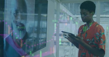 Ofiste çalışan Afro-Amerikan iş adamlarının veri işleme görüntüsü. Küresel iş ve dijital arayüz kavramı, dijital olarak oluşturulmuş görüntü.