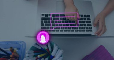 Laptop kullanan bir kadının sosyal medya simgeleri ve veri işleme görüntüsü. Küresel sosyal medya, iş dünyası, finans, hesaplama ve veri işleme kavramı, dijital olarak oluşturulmuş görüntü.