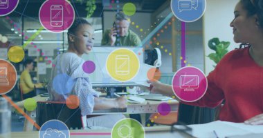 Ofisteki çeşitli iş adamları üzerinde medya simgeleri. Küresel iş ve dijital arayüz kavramı, dijital olarak oluşturulmuş görüntü.