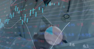 Kafkas erkek doktor yazıları üzerinden finansal veri işleme görüntüsü. Küresel tıp, işletme, bağlantılar, hesaplama ve veri işleme kavramı, dijital olarak oluşturulmuş görüntü.