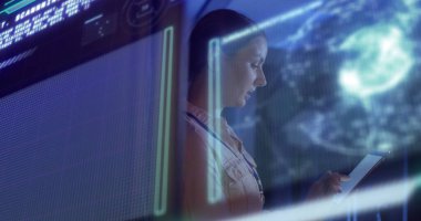 Sunucu odasında çalışan beyaz kadın mühendis için veri işleme ile dijital arayüz. İş veri depolama teknolojisi kavramı