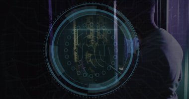 Sunucu odasında çalışan Afrika kökenli Amerikalı erkek mühendisin biyometrik parmak izi tarayıcısı görüntüsü. Siber güvenlik ve iş veri depolama teknolojisi kavramı