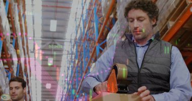 Mali veriler depoda teslimat kutusunu paketleyen beyaz erkek işçiyi inceliyor. Küresel finans ve lojistik sektörü kavramı